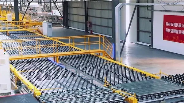 زجاج فائق النحافة وخفيف الوزن للوحدات الشمسية